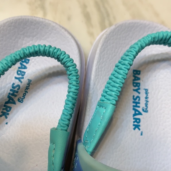 🦈 NWOT BABY SHARK is ready for the pool!!! Size 5 - Picture 4 of 5